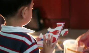 Pai de criança com autismo tem direito à redução de 50% da jornada sem corte salarial, decide TRT-1