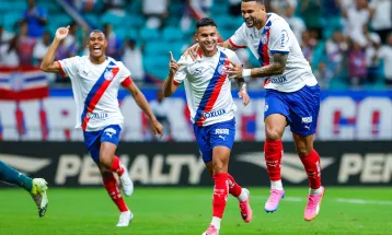 Bahia vence a Chapecoense e encosta no G-5 do Brasileirão