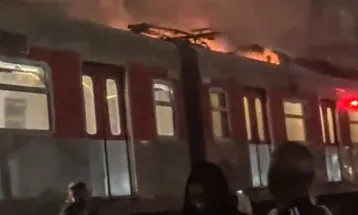 Metrô de SP tem caos após falha de energia em linhas de trem; passageiros caminham pelos trilhos