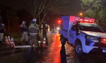 Duas jovens morrem e seis pessoas ficam feridas após caminhonete bater contra árvore em Foz do Iguaçu