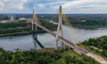 Caminhoneiros fazem paralisação na Ponte da Integração em Foz do Iguaçu; entenda o motivo