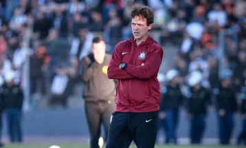 Fernando Diniz abre o jogo sobre renovação de Memphis Depay no Corinthians após eliminação