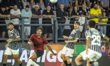 Corinthians vence Bragantino com gols de Garro e Pedro Raul