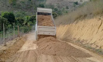 MP investiga uso de caminhões e máquinas da Prefeitura em cascalhamento de propriedades particulares