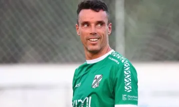 Ex-tenista top 10 do mundo estreia no futebol e marca dois gols