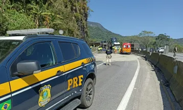 Carreta com freios manipulados causa engavetamento com duas mortes na BR-277