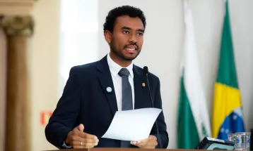 Em plena campanha, vereador critica plenário esvaziado durante debate sobre recursos para escolas