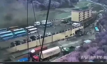 Veja vídeo da avalanche que deixou 98 mortos e mais de 800 desaparecidos na fronteira entre Nepal e Tibete
